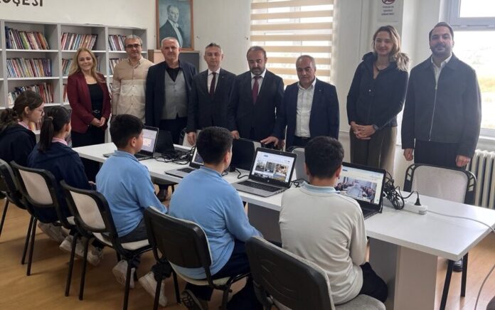 Akcoat'un teknoloji destek programı kapsamında Adapazarı Karakamış İlkokulu'na yeni bilgisayarlar