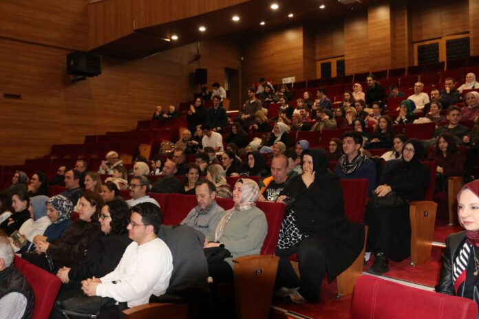 Serdivan’da Bursa Devlet Tiyatrosu’nun Göç Hayaller Kumpanyası Oyununa Yoğun İlgi