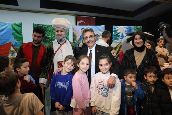 Hayvanat bahçesi etkinliği sırasında çocuklar ve aileler, çeşitli hayvanlar ve eğlenceli aktiviteler.