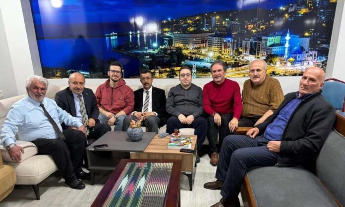 Sakarya Trabzonlular Derneği’ne ziyaret eden grup, basın merkezi ortamında buluşuyor.