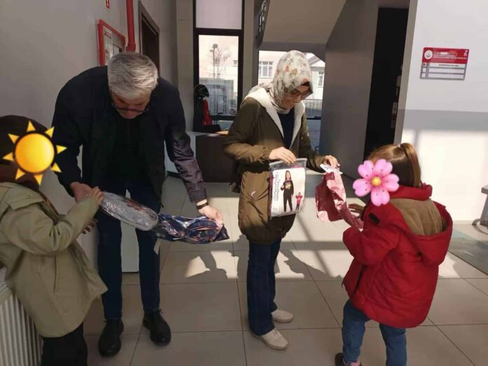 Etkinlik Atölyesi ve Dijital Dönüşüm Öğrencilerinden Miniklere Bayramda Anlamlı Hediyeleşme