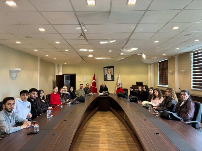 Yüksekokulda Eczane Hizmetleri ve Veterinerlik Öğrencilerine MEDEK, Akreditasyon ve Erasmus Süreçleri Anlatıldı