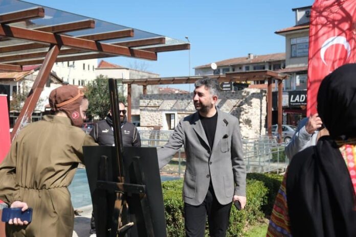 Sapanca’da Gençler, Tarihe Damga Vuran Kadınların Hayatlarını Sergiyle Anlattı