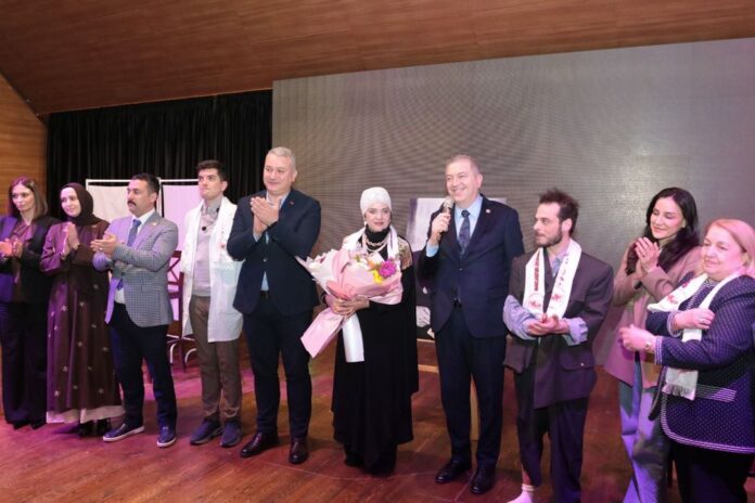 Serdivan’da Dünya Tiyatro Günü’nde Balkan Türk Tiyatrosu Sahne Aldı