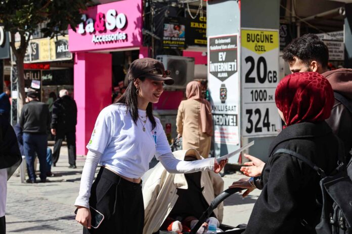 Sakarya’da Genç Su Elçileri Bin Kişiye Su Tasarrufu Kiti Dağıttı