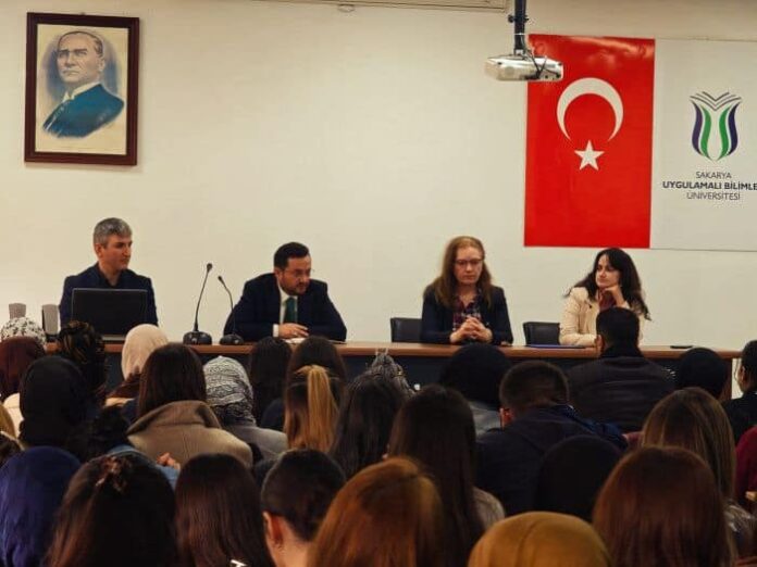 Akyazı SHMYO'da Dr. Yavuz Tepeçınar ile Türkiye'de Sağlık Hizmetleri ve Hastane Yönetimi Anlatıldı