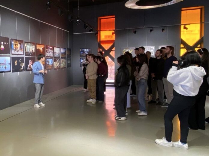 Sakarya MYO Öğrencileri Fotoğraf Eğitiminde İhsan Korkut’un Sergisinde Uygulamalı Deneyim Kazandı