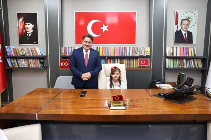 Osmanbey İlkokulu Öğrencileri 23 Nisan’da İl Millî Eğitim Müdürlüğünde Temsili Devir Teslim Yaptı