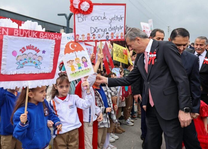 Sakarya'da Arifiye İlkokulu'nda 23 Nisan Sevinci: Başkan Alemdar ve Protokol Çocuklarla Birlikteydi