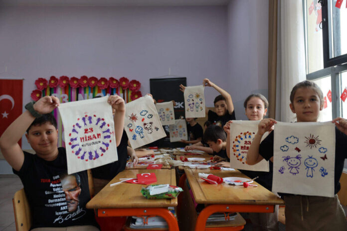 Sakarya'da 23 Nisan’a Özel SAMEK Atölyesiyle Çocuklara Sanat ve Şiir Buluşması