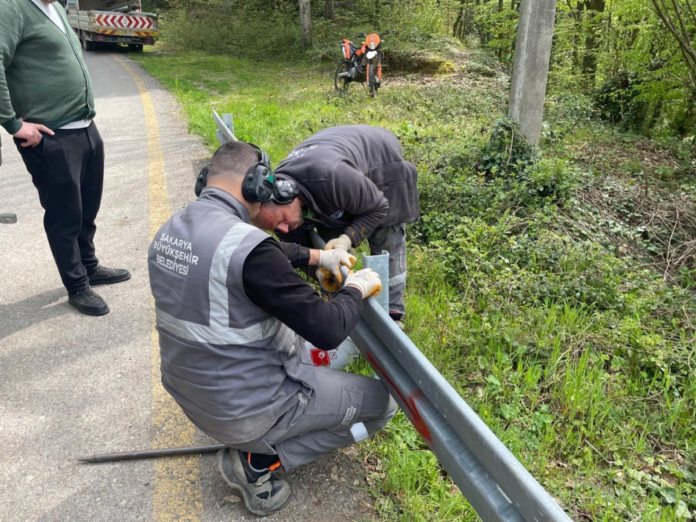 Sakarya Hendek Hicriye Mahallesi’nde Yol Kenarlarına Çelik Bariyerler Kuruldu