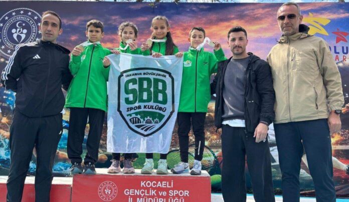 Büyükşehirli Atletler Kocaeli'nde Grup Şampiyonu Olarak Yarı Finale Yükseldi