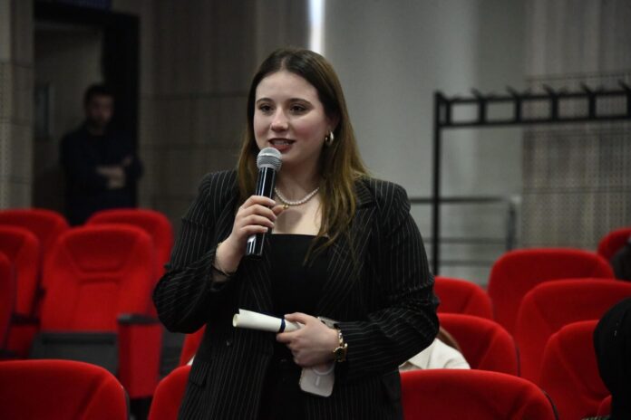 Sakarya Üniversitesi Siyasal Bilgiler Fakültesi’nde Akademik Başarı Gösteren Öğrenciler İçin Belge Töreni Düzenlendi