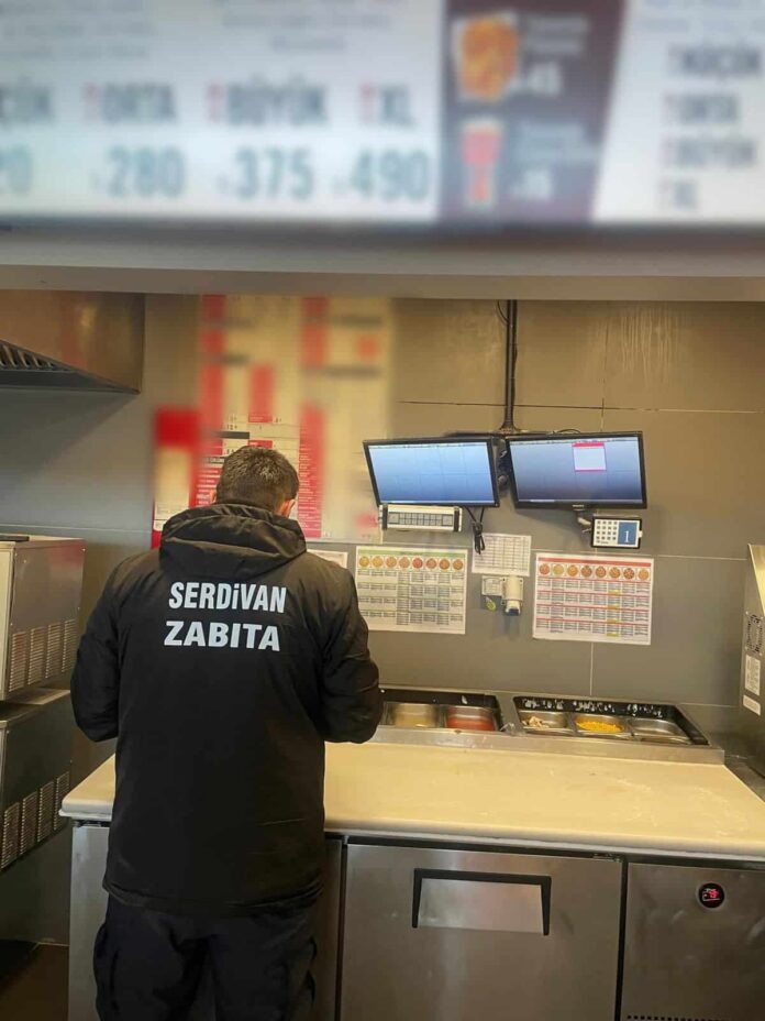 Serdivan Belediyesi’nden Gıda İşletmesine Yabancı Cisim İhbarı Sonrası Titiz Denetim