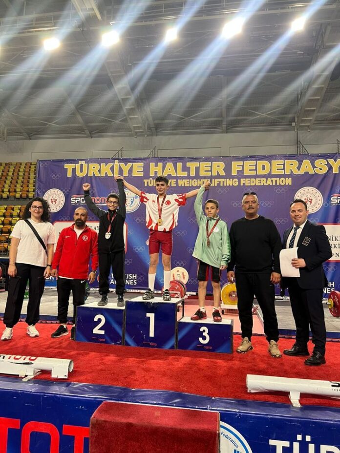 Serdivanlı Muhammed Asım Ay Minikler Halter Şampiyonası’nda Türkiye İkinciliği Elde Etti