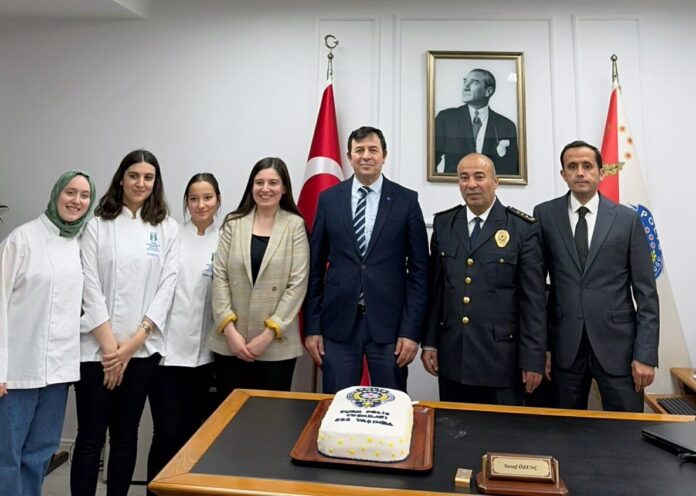 Sapanca’da Öğrencilerden Emniyet Müdürlüğüne 181. Yıl Anısına Ziyaret ve Pasta Kesimi
