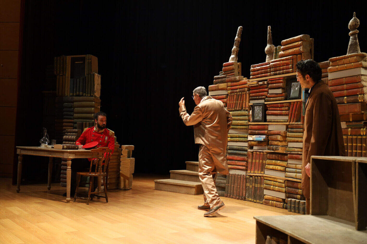 Sakarya'da Çehov Kabare Tiyatro Oyunu İzleyicilerden Yoğun İlgi Gördü