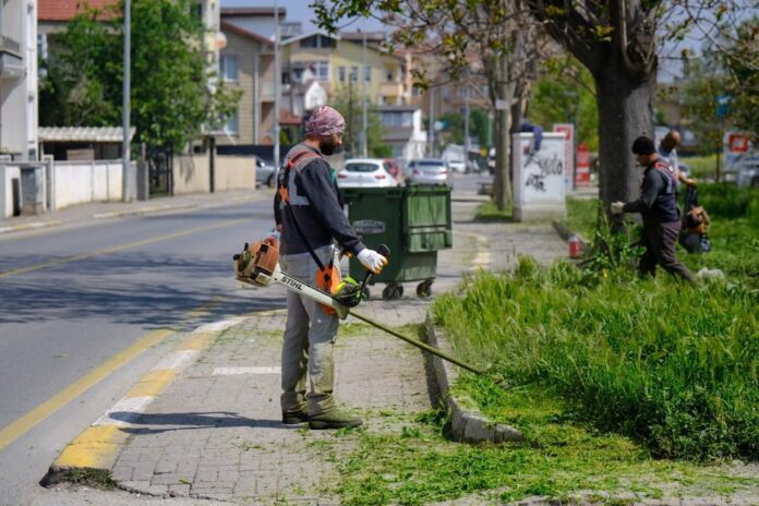 Serdivan Bahçelievler Mahallesi'nde Kirişhane Caddesi'nde Bahar Dönemi Temizlik ve Bakım Çalışmaları Yürütülüyor